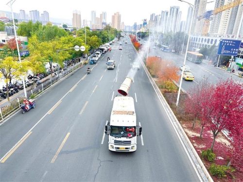 雾炮车在重点路段作业