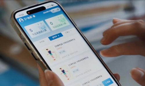 老师通过智慧体育系统查看学生们的体育锻炼情况。中国移动通信集团甘肃有限公司供图
