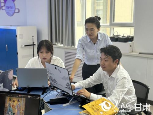 甘肃财贸职业学院艺术设计学院教师指导学生开展实操实训。人民网记者 周婉婷摄