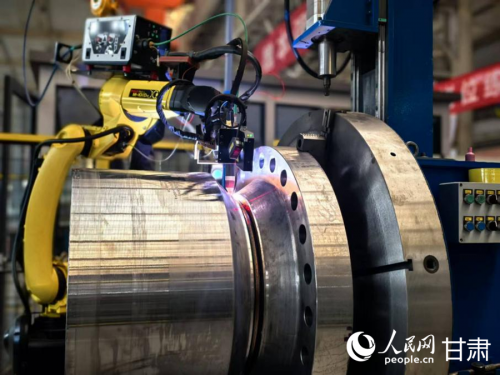 兰石集团数字化生产车间自动焊接设备。人民网记者 周婉婷摄