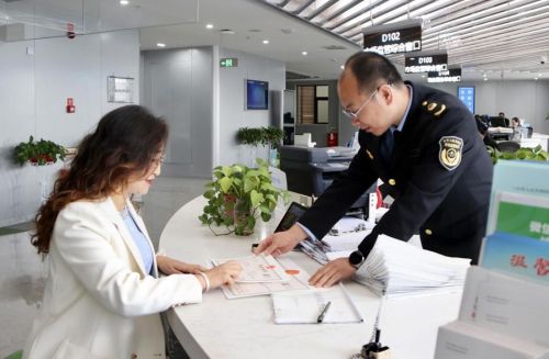 高效便捷的政务服务助力营商环境再优化。武威市融媒体中心供图