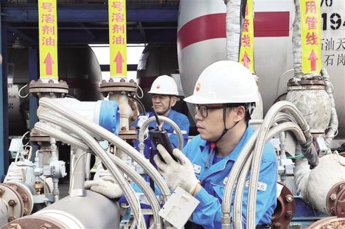 兰州石化油品调合中心（国储公司）员工核对流量计。