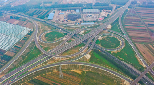 G85线彭大高速公路横贯甘肃平凉市南北，成为宁夏、甘肃、陕西三省区间便捷沟通的“金腰带”。甘肃省交通运输厅供图