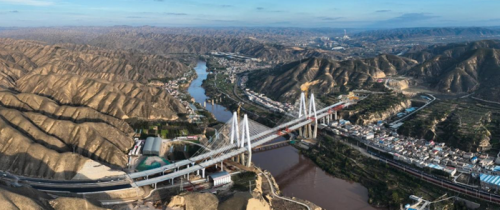清傅公路桑园子黄河大桥位于兰州市榆中县和平镇的桑园子峡谷，是G312线上海至霍尔果斯公路清傅项目的重点控制性工程。甘肃省交通运输厅供图