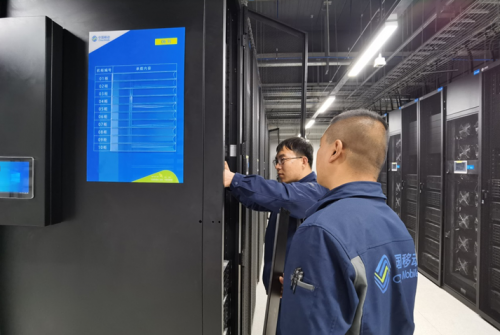 中国移动（甘肃·庆阳）数据中心工作人员调试检测设备。安志鹏摄