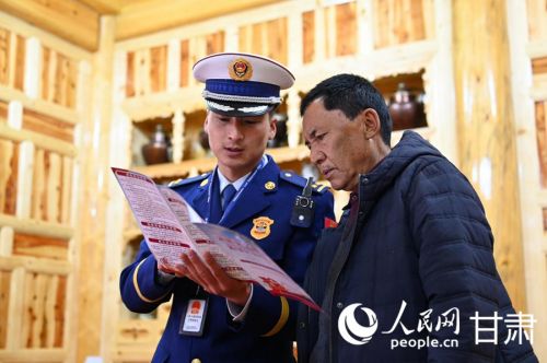 消防指战员向民宿业主宣传消防用火安全。人民网 席娟娟摄