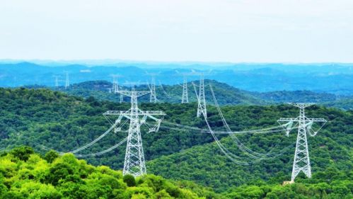 陇东—山东±800千伏特高压直流工程甘肃段线路。陈高凤摄