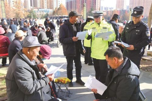 交警与民辅警一起宣传交通安全