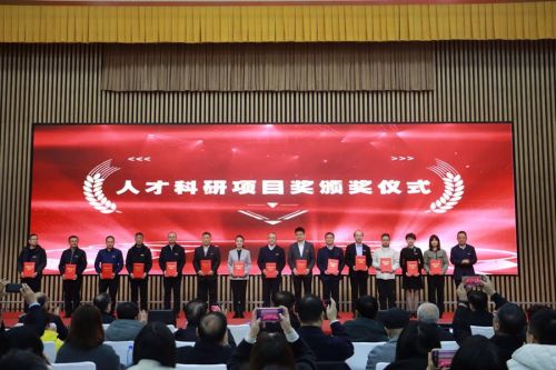 西北师大“人才科研项目奖”获奖代表领奖。西北师大党委宣传部供图