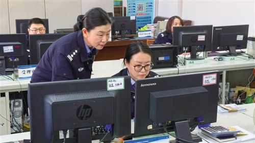 车管所工作人员在协商办理新车上牌业务