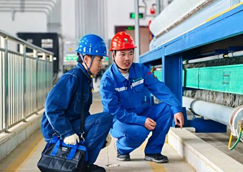 国网兰州新区供电公司员工在兰州何尉环保科技有限公司开展能效诊断。史双绚摄