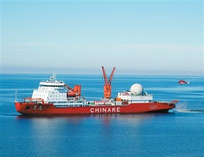 图为“雪龙”号极地科考破冰船顺利抵达秦岭站海域，“雪鹰102”直升机接送人员上站。新华社记者 顾天成摄