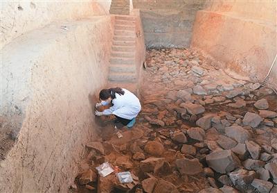 近年来,良渚遗址持续推进科技考古。图为科研人员在良渚古城南城墙遗址取土样。新华社记者 翁忻旸摄