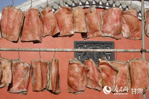 腌渍好的肉胚被悬挂起来，进行为期数十天的露天翻晒。人民网记者 焦隆摄