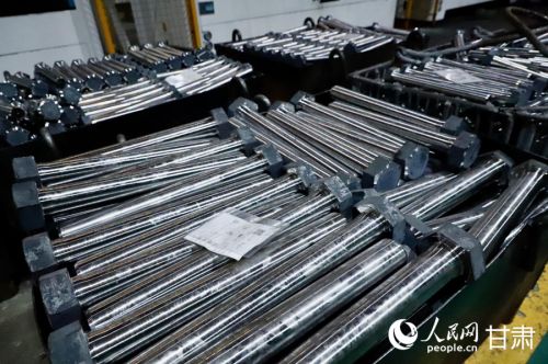 长达一米余的高强度螺柱成品整齐陈列。人民网记者 焦隆摄
