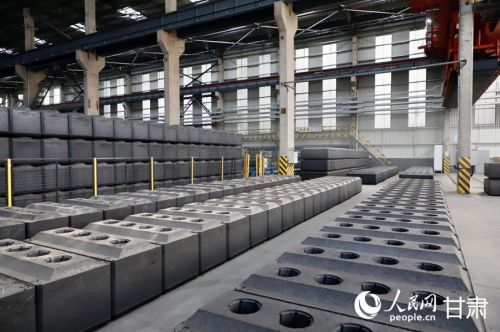 陇西索通炭材料有限公司生产车间铝用炭材料整齐陈列。人民网记者 焦隆摄