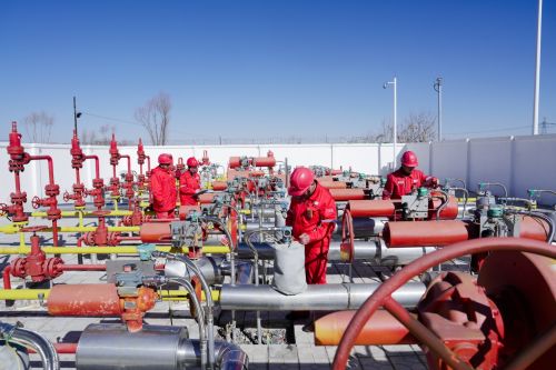 集气站员工正在进行安全巡检。 程倩 摄