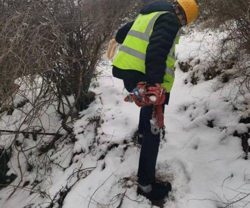 甘肃移动甘南分公司建设人员在牧区开展地形勘测工作。中国移动通信集团甘肃有限公司供图