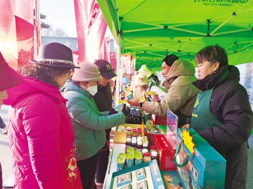 促销活动吸引众多市民前来采购