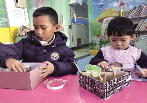 孩子们亲手制作心中的“冬眠旅馆”