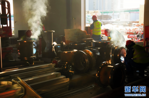 图为工人在中国电信庆阳智能算力中心项目施工现场作业。新华网发（于洁 摄）