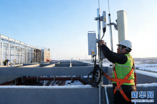 图为工作人员在中国电信庆阳智能算力中心项目施工现场巡检。新华网发（于洁 摄）