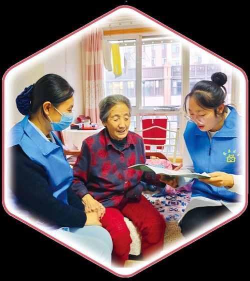 社区卫生服务中心医护人员为老人上门服务。刘晓芳 摄