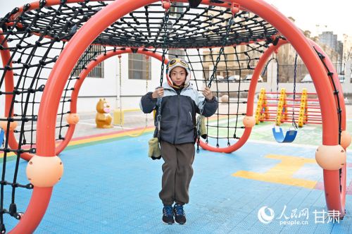 昌丰里社区儿童友好空间内,一名儿童在荡秋千。人民网 席娟娟摄