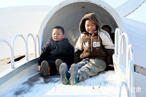 昌丰里社区内,孩子们认真写作业。人民网 席娟娟摄