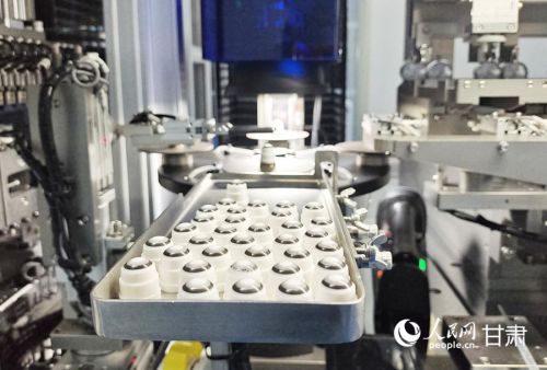 甘肃康视达彩色隐形眼镜智能化生产线。人民网记者 米媛摄